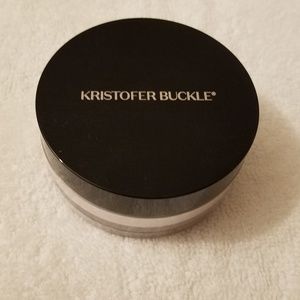 Kristopher Buckle setting powder